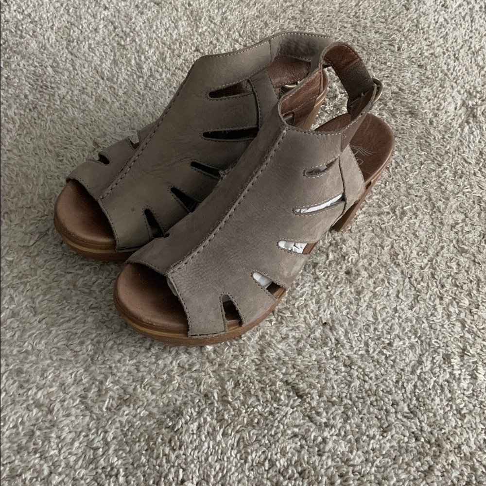Dansko Demetra Taupe Nubuck Cutout Heeled Clog Sandal Size: 39